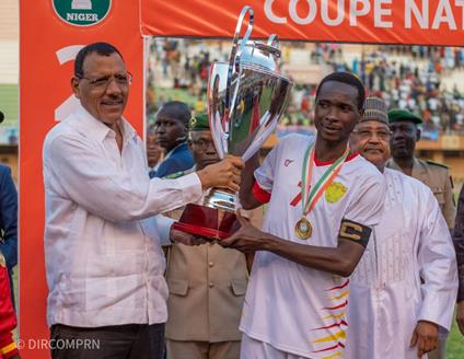 Niger : Mohamed Bazoum à la finale de la coupe nationale de football !