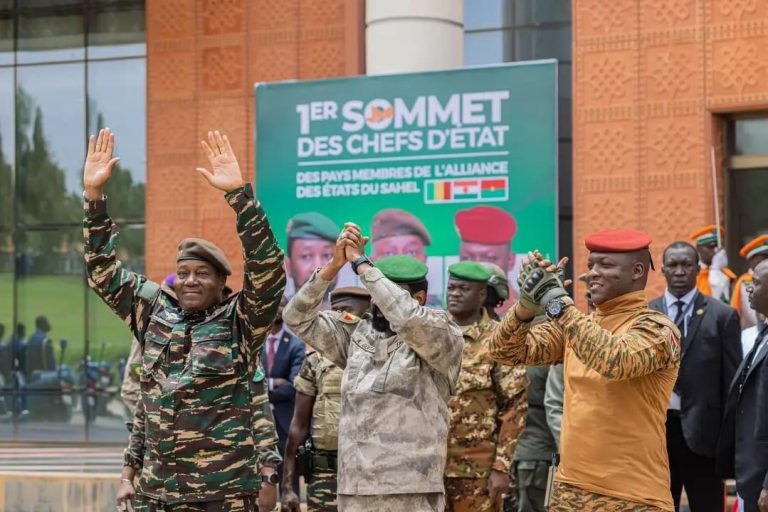 Mali : Une meute des jeunes drogués et lâchés à Bamako contre la confédération de l’AES !