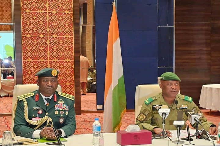 Niger-Nigéria : Les chefs des armées Musa et Moussa fument le calumet de la paix à Niamey ?